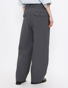 N. GREY GRADATION PLEATS TWO TUCK TROUSERS